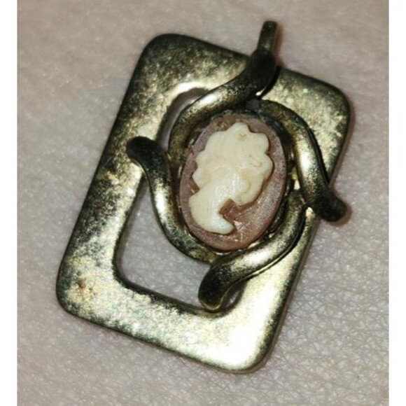 Vintage Yellow Shell Cameo Pendant – Victorian Style Gold-Tone Setting - Picture 4 of 9